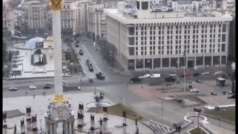 TENSIUNE MAXIMĂ la Kiev! Armata Ucrainei a scos pe străzi o coloană imensă de vehicule militare