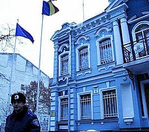 Ucraina. România își retrage personalul din ambasada de la Kiev