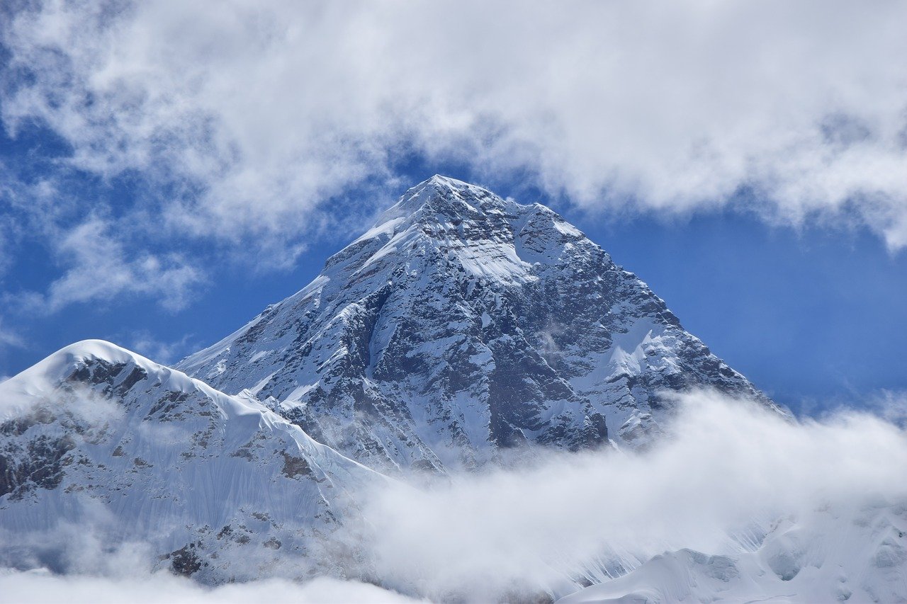 Cât costă o expediție pe Everest și când e cea mai bună perioadă din an ca să faci asta