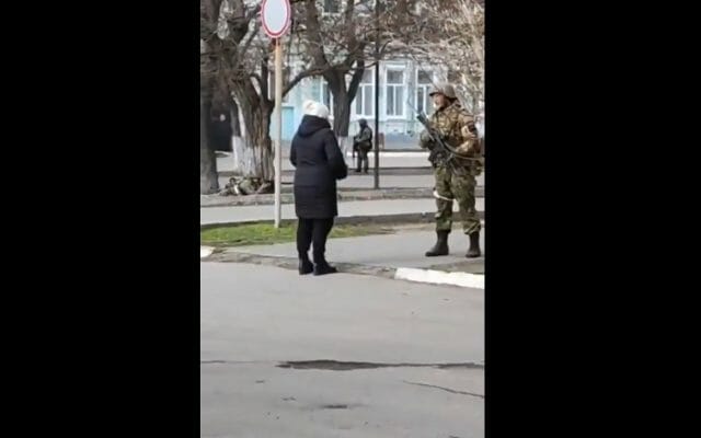 O femeie ucraineană îi confruntă pe soldații ruși, în regiunea Herson VIDEO
