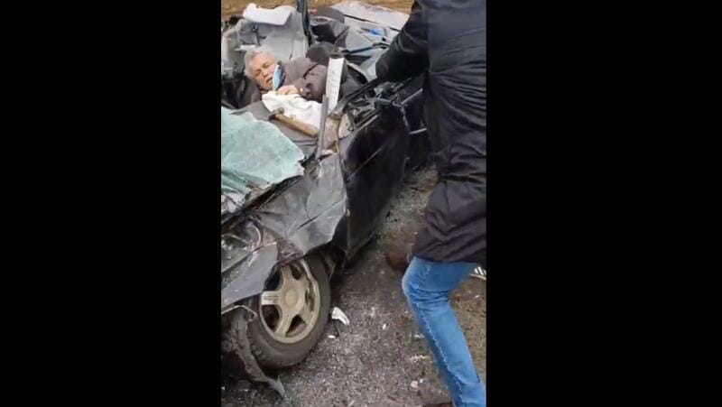 Înfiorător! Rușii au trecut cu blindatul peste o mașină civilă! VIDEO
