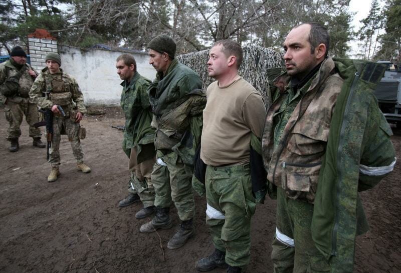 Ucrainienii, către prizonierii ruși: „Ce, nu vă mai ajunge teritoriul?”