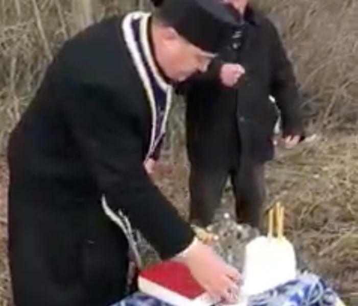 Un preot a sfințit o curbă din Bacău unde au loc frecvent accidente