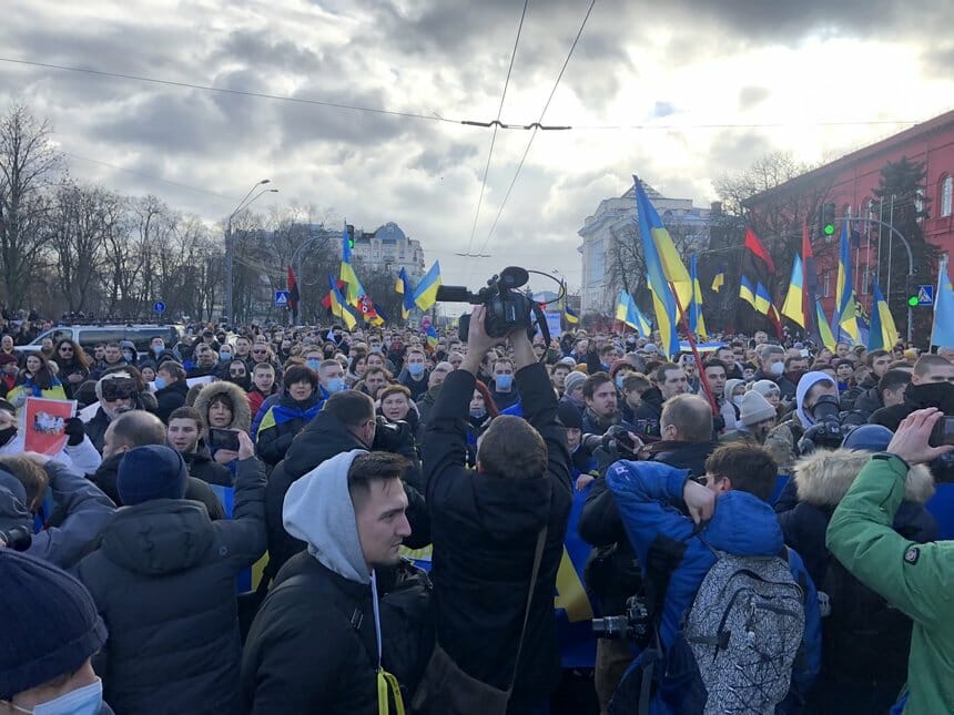 Kiev. Ucrainenii au ieșit în stradă. Sute de mii de oameni spun NU războiului