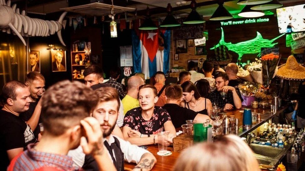 You’ll Never Drink Alone”: Un bar dedicat lui Hemingway, distrus de bombardamentele din Harkov