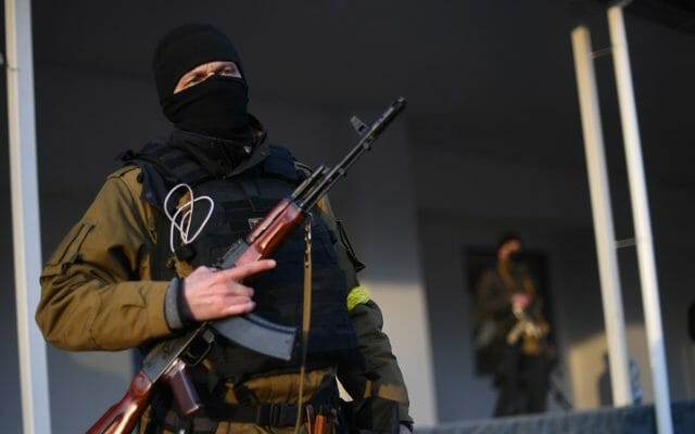 Lege în Ucraina: Civilii pot trage asupra soldaţilor identificabili ca forţe ostile
