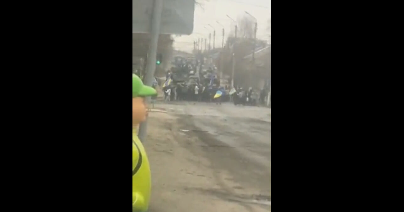 Au blocat cu mâinile goale un convoi militar rusesc! VIDEO