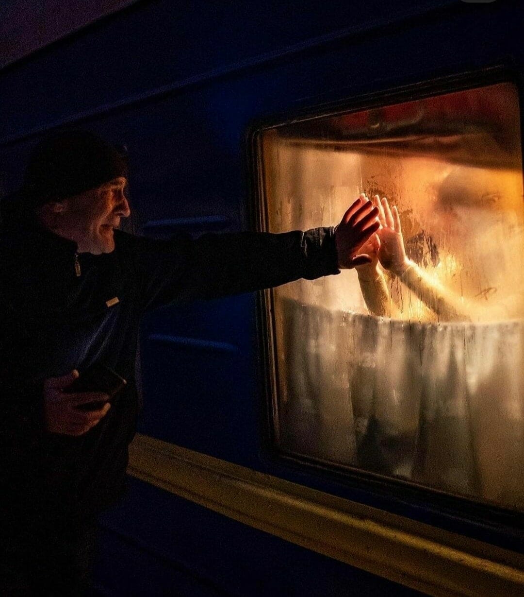 Imagini emoționante din Odesa. Un bărbat își ia rămas bun de la familie în gară și rămâne să-și apere orașul