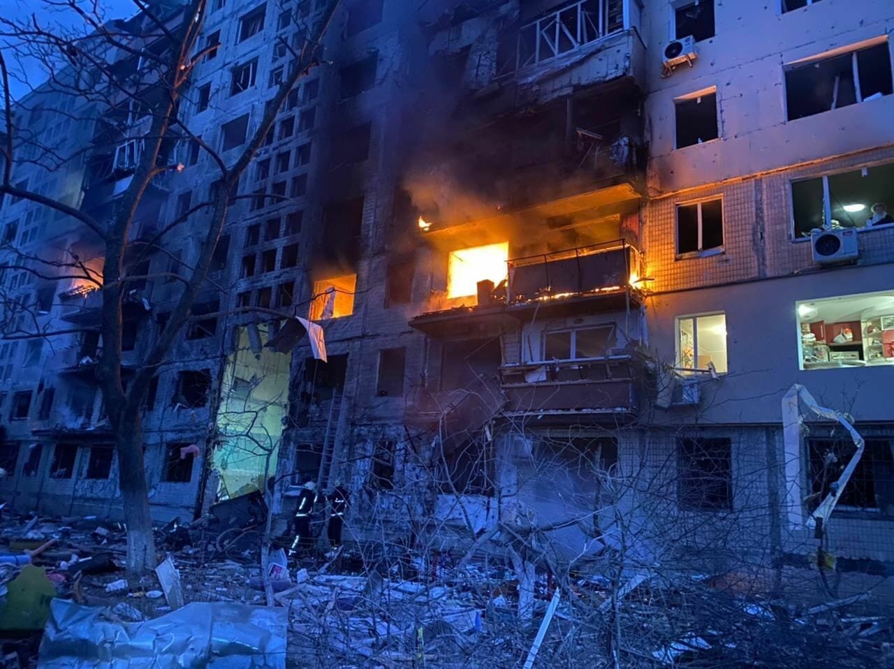 ALERTĂ! Un bloc de locuințe din KIEV a fost atacat distrus de către ruși FOTO/VIDEO