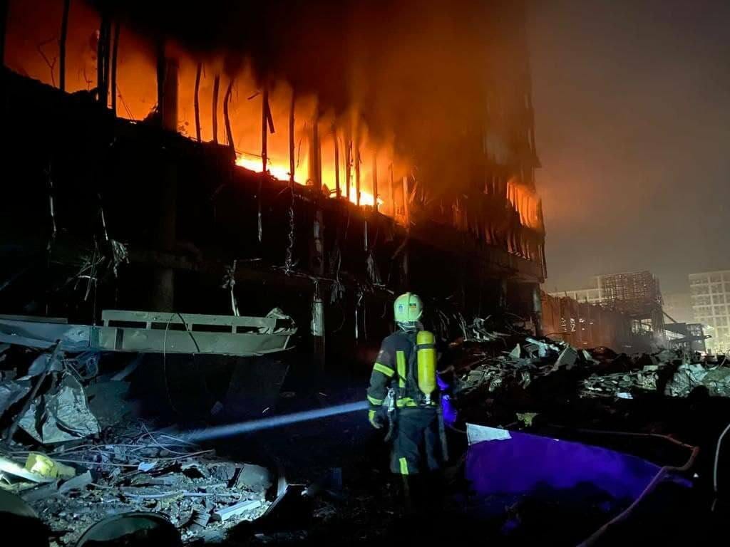 VIDEO Rușii au lovit un mall din Kiev, cel puțin 6 oameni au murit