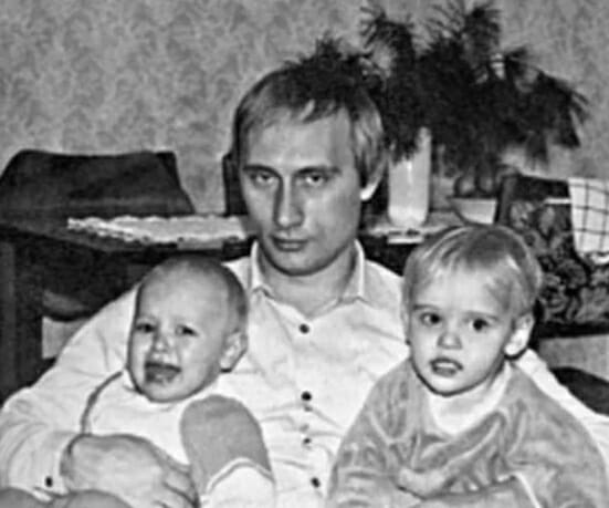 Ele sunt moștenitoarele lui Vladimir Putin. Le-a acoperit identitatea în școală!