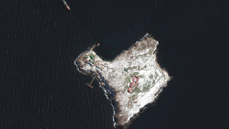 Imagine din satelit cu Insula Șerpilor: Clădirile sunt avariate, o navă rusă de debarcare e ancorată în apropiere