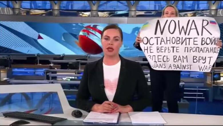 CURAJ în direct la Pervîi Kanal din Rusia! O jurnalistă a intrat în emisie cu un mesaj anti război