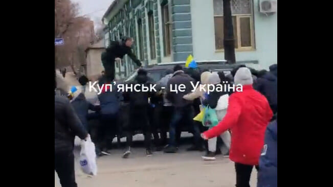 Ucrainenii atacă mașinile rușilor cu mâinile goale! VIDEO