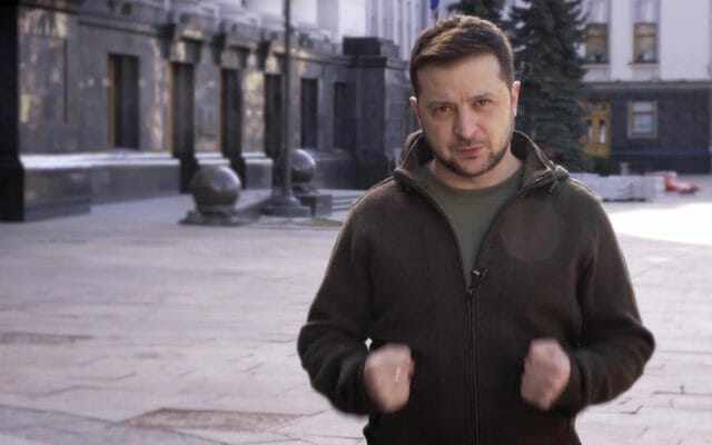 Un videoclip fals cu Zelenski, în care pare că le cere trupelor ucrainene să depună armele, umblă liber pe net