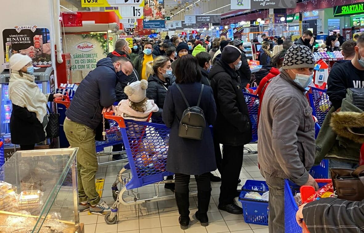 Oficial român: Limitaţi achiziţiile la strictul necesar şi nu goliţi rafturile magazinelor!