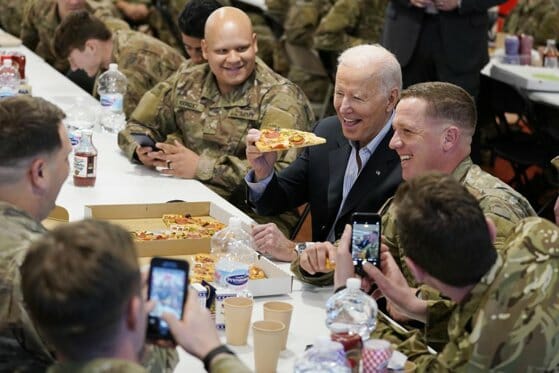 Joe Biden a mâncat pizza cu soldații americani din Polonia! ”Cea mai bună forţă de luptă din istoria lumii”