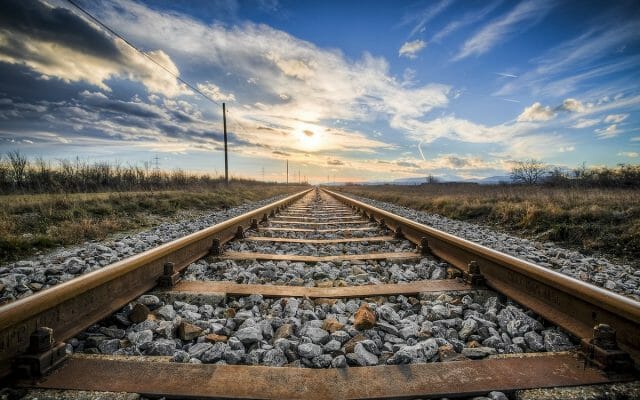 Cinci bărbați au furat 390 de metri de șină de cale ferată, în greutate de peste 23 de tone