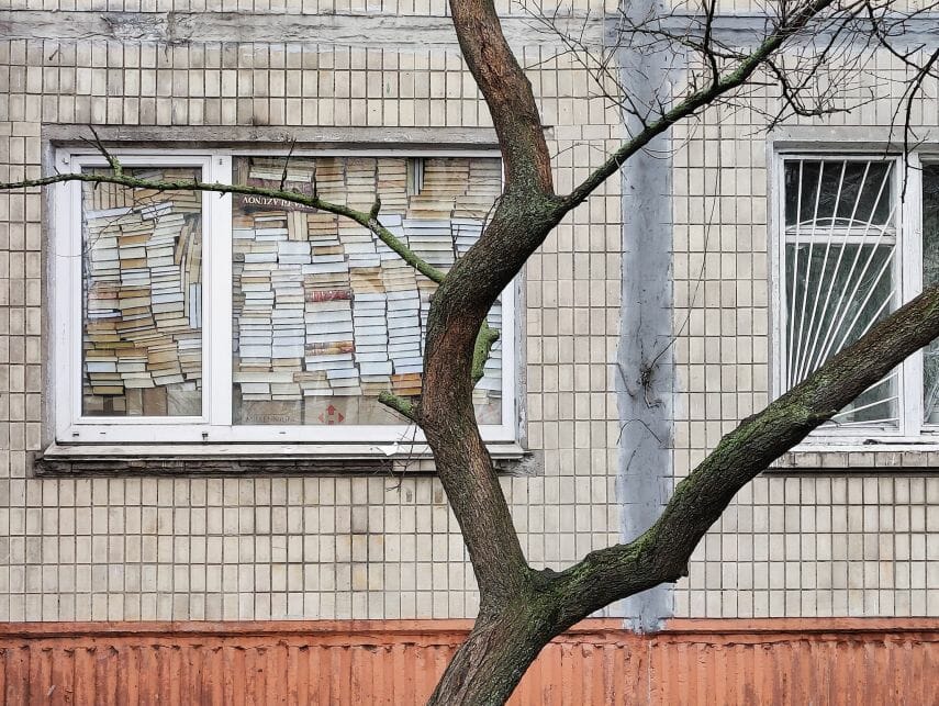 IMAGINEA ZILEI. Un cercetător ucrainean se protejează de bombardamente cu cărți
