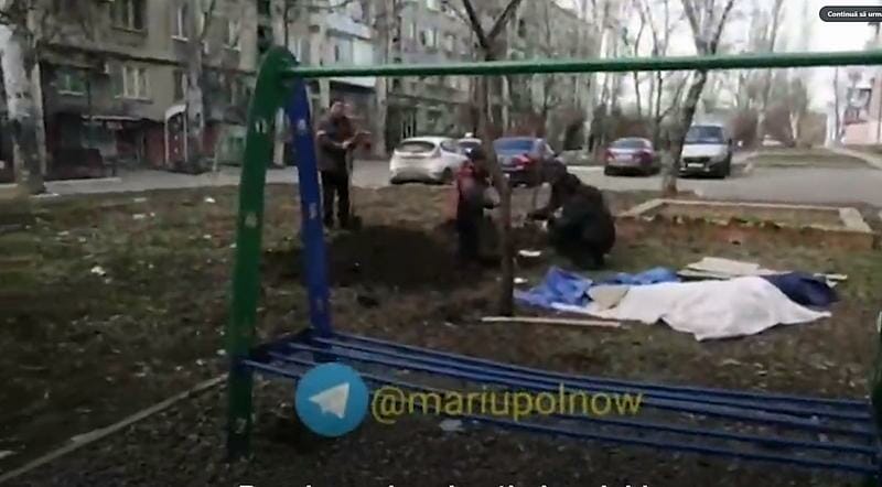 VIDEO La Mariupol, oamenii își îngroapă vecinii în fața blocurilor