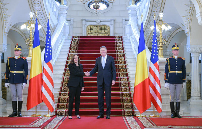 Klaus Iohannis, de față cu Kamala Harris: ”NATO va acționa fără ezitare pentru apărarea României”