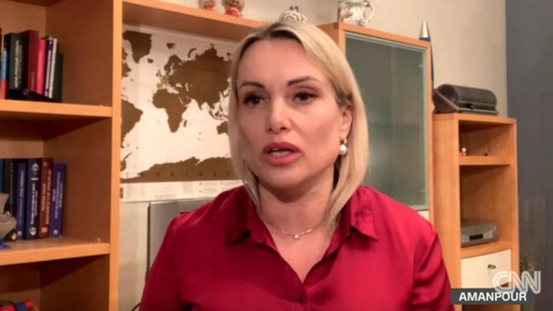 Jurnalista rusă Marina Ovsiannikova l-a refuzat pe Emmanuel Macron