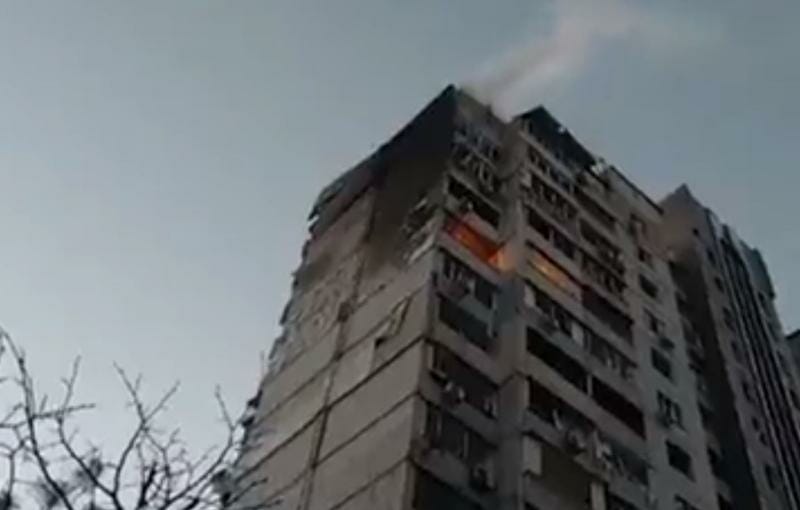 Kiev: Un mort și trei răniți după ce o rachetă doborâtă de apărarea orașului a căzut peste un bloc de 16 etaje