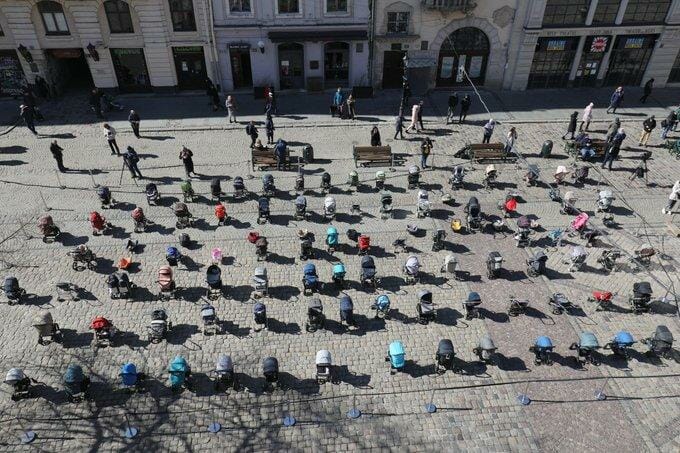 O piață plină de cărucioare goale în memoria celor 109 copii uciși în războiul din Ucraina