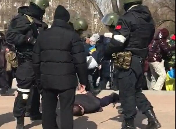 Proteste în mai multe orașe din Ucraina. Rușii reacționează cu forța VIDEO