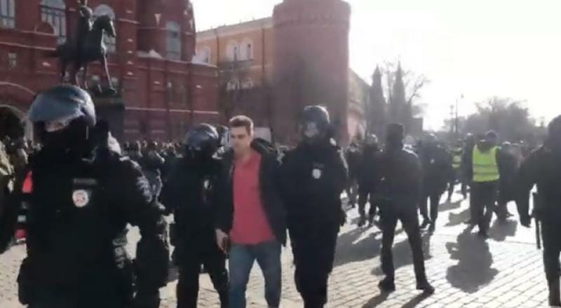 Rușii au ieșit în stradă! Poliția face arestări pe bandă rulantă