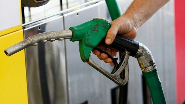 Preţul petrolului a scăzut a scăzut masiv, dar benzina rămâne scumpă
