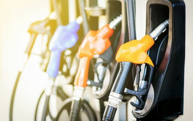 15 state au redus accizele la carburanţi. ONG: Măsura îi ajută mai mult pe cei cu venituri mari
