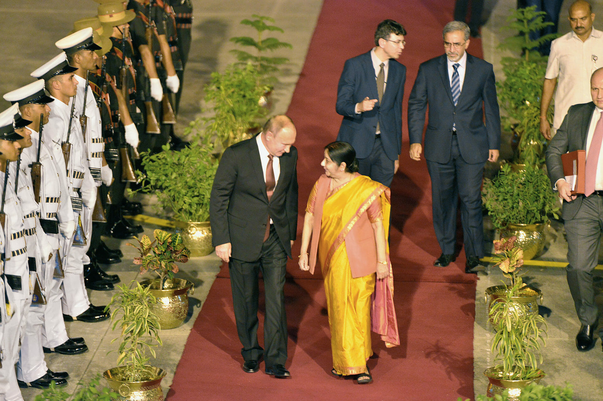 Namaste! Renegată de Occident, Moscova se uită către India