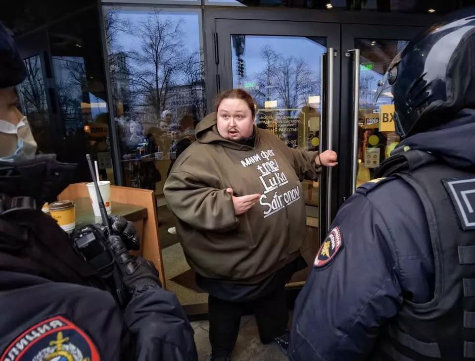 S-a legat de ușa unui McDonald’s din Moscova! „Sunt lipsit de mâncarea pe care am mâncat-o toată viața”