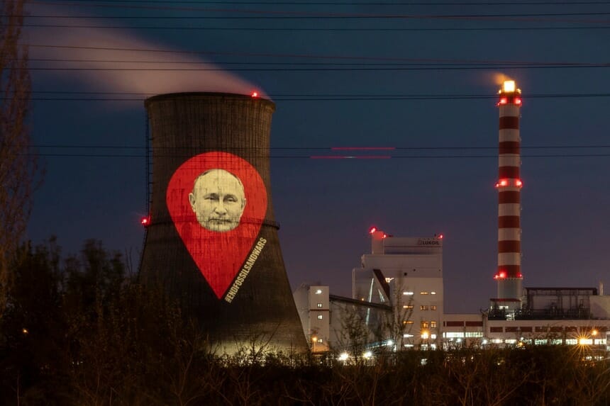 Imaginea lui Putin proiectată pe rafinăria Lukoil Ploiești