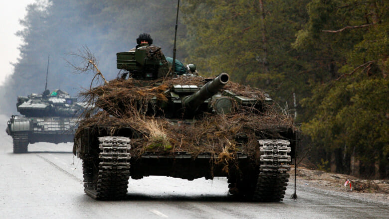 Washington Post: De ce folosesc trupele rusești crengi, paie și covoare pentru a se camufla în Ucraina