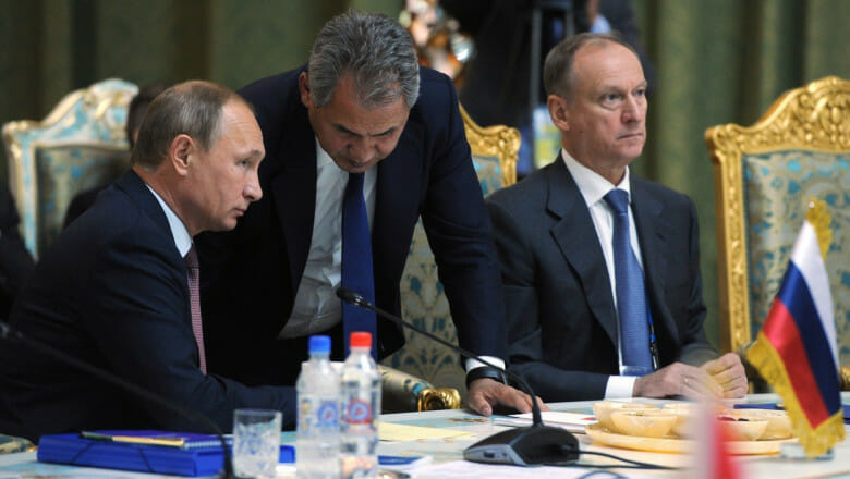 Bloomberg: Culise de la Kremlin. Cum ia Putin deciziile și de ce sunt șanse mici să fie oprit