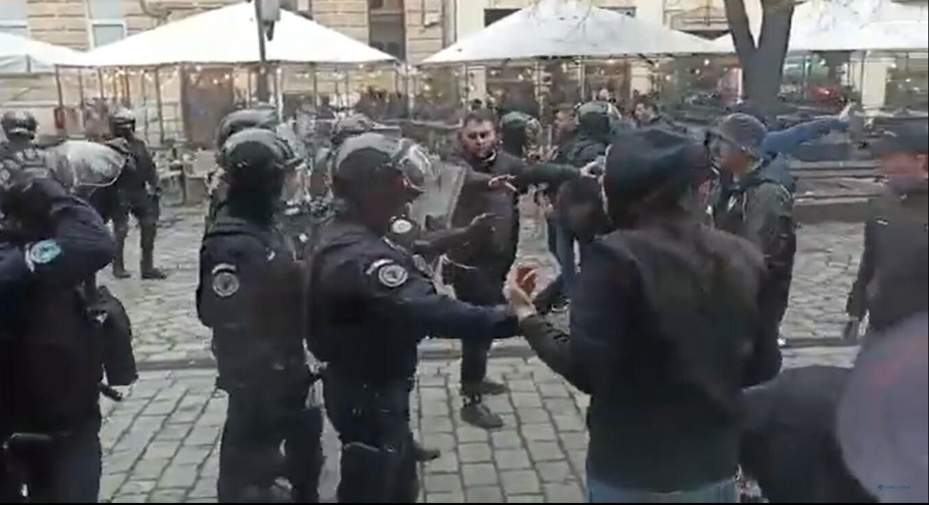 Bătălia de la Cluj! Suporterii U și cei de la Steaua au provocat haos în centrul orașului VIDEO
