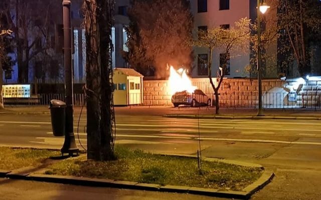 Un autoturism a lovit gardul Ambasadei Rusiei! Șoferul a murit în urma unui incendiu