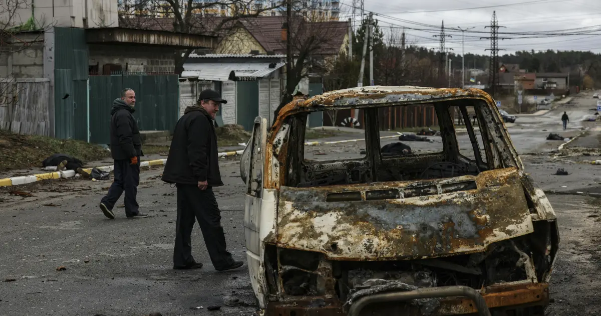 Masacrul de la Bucha: armata rusă lasă în urmă sute de cadavre ale civililor uciși pe stradă