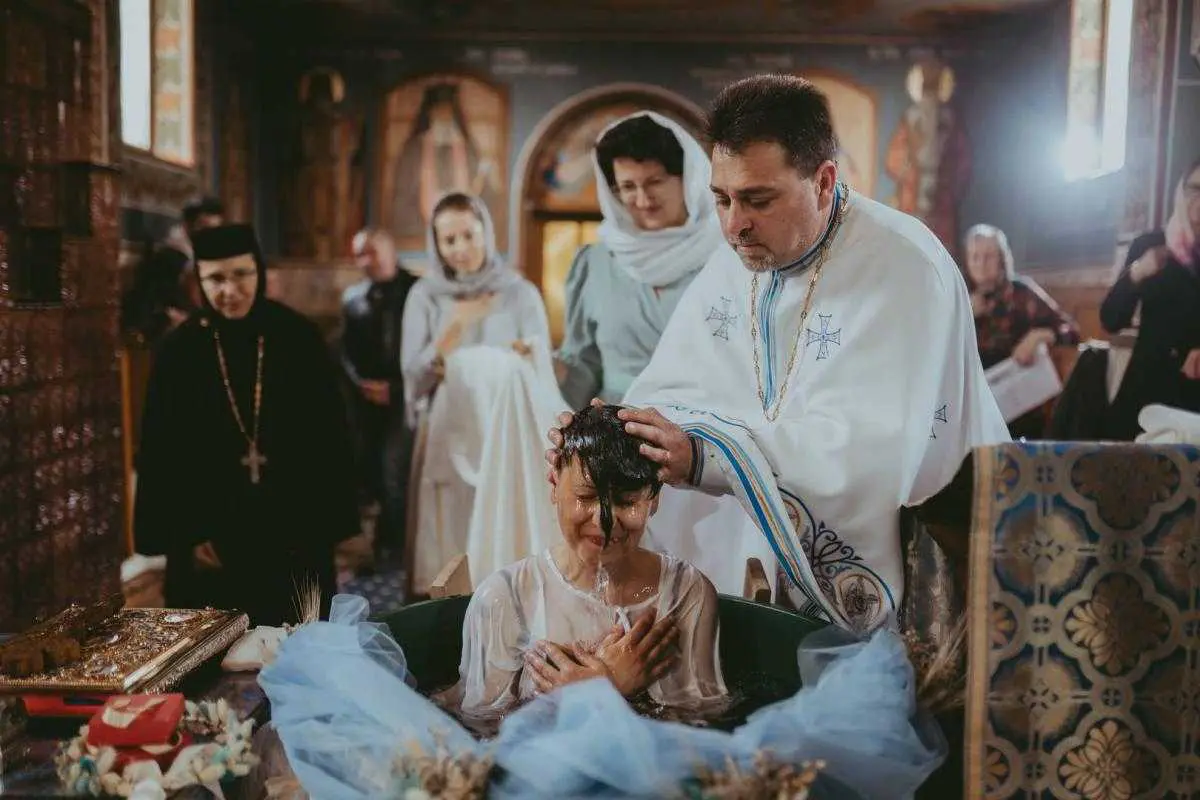 O ucraineancă atee, refugiată la Mănăstirea Văratec, a fost botezată