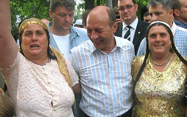 Gardul vilei de protocol al lui Traian Băsescu, vandalizat cu vopsea roșie: Petrov, achită-ți datoriile