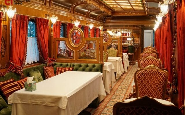 KITCH-ul suprem în curtea unui oligarh: Un vagon copie după Orient Express cu multe obiecte aurite