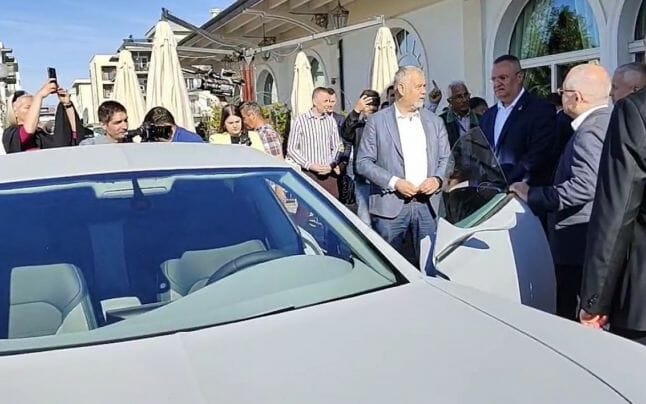 Premierul Ciucă, impresionat la volanul primei maşini electrice „Made in Cluj”