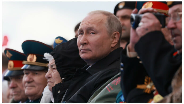 Tot ce a mai rămas pentru Vladimir Putin este sinistrul cult al victoriei (The Guardian)