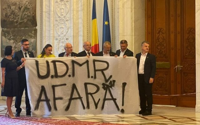 AUR, protest în fața biroului lui Marcel Ciolacu. George Simion: Ciolacu e sluga UDMR