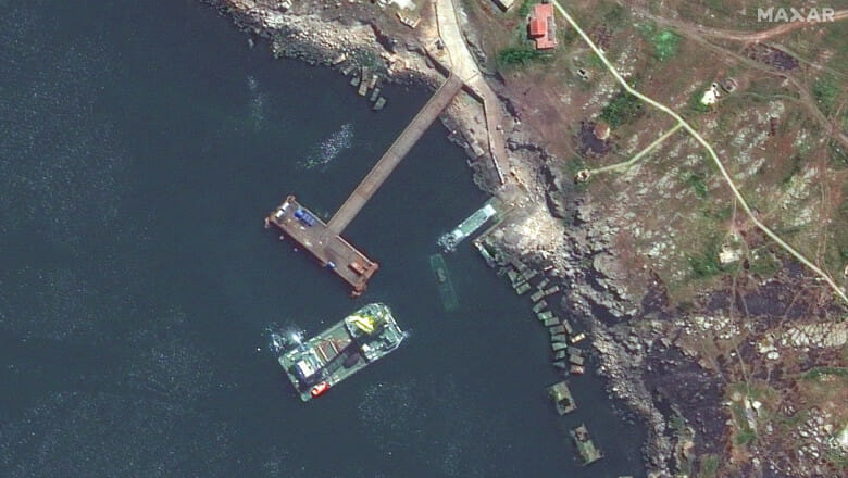 Insula Șerpilor, transformată de ruși într-un „crucișător de nescufundat”. Imagini din satelit