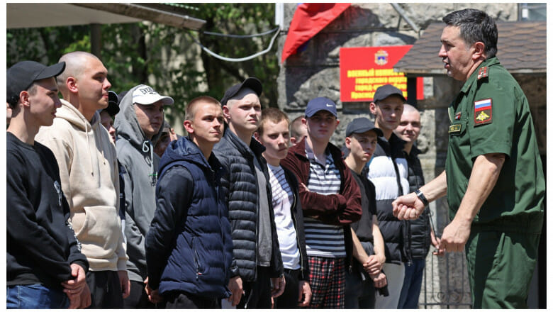 Pe măsură ce Putin rămâne fără soldați în Ucraina, rușii încearcă să-i recruteze la maratoane, concerte sau pe stradă