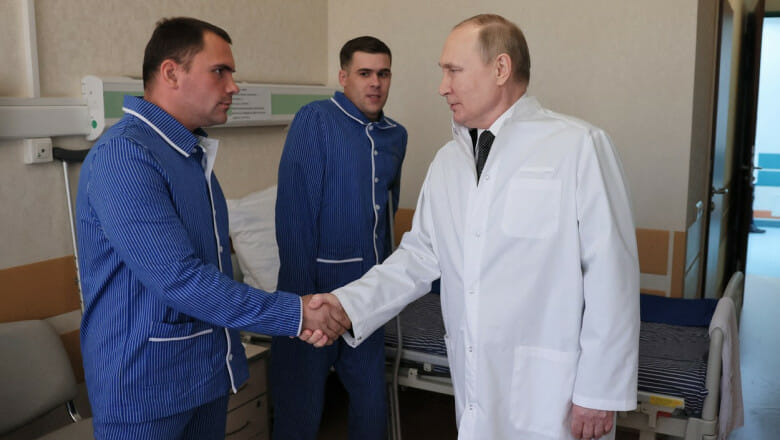 Putin a vizitat un spital cu soldați răniți în Ucraina. Militarii în cârje au stat drepți în fața lui