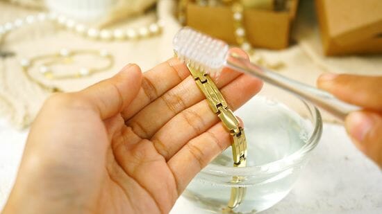 Cum se curăță, de fapt, bijuteriile în funcție de metalul din care sunt făcute